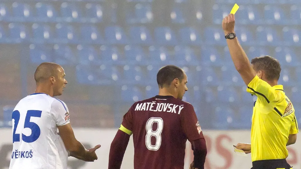 Rozčílený Václav Svěrkoš v duelu se Spartou