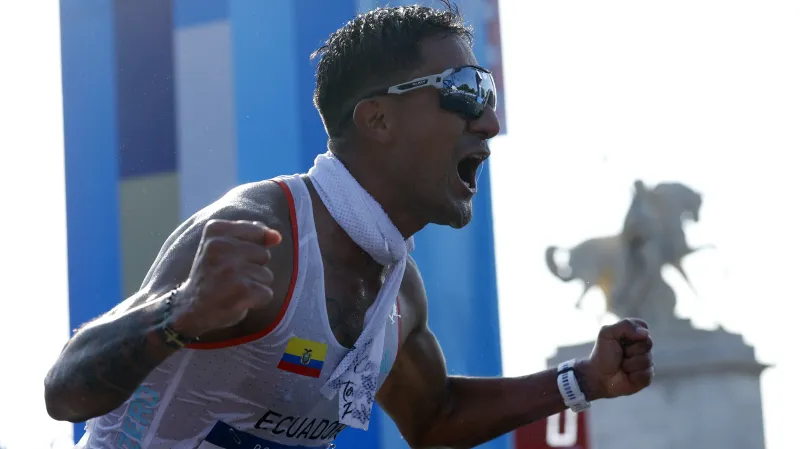 Radostný Brian Pintado z Ekvádoru