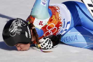 Slovinská sjezdařka Tina Mazeová líbá sníh po své vítězné jízdě v alpském lyžování žen