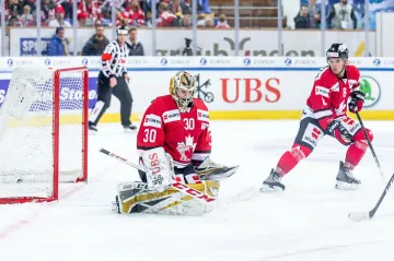 Kanadský brankář Zachary Fucale zasahuje proti střele na Spengler Cupu