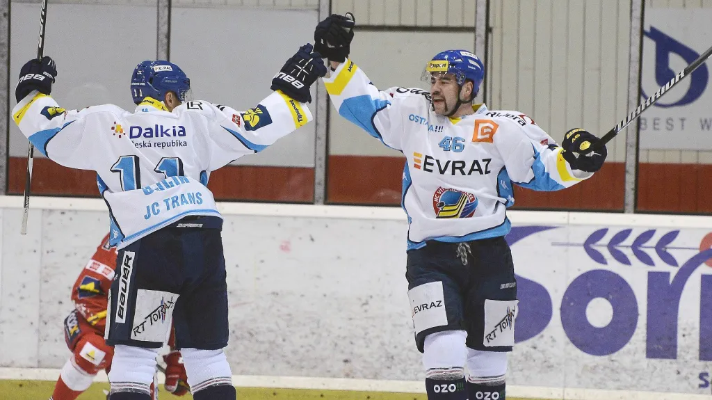 Útočník Vítkovic Viktor Ujčík (vlevo) a obránce Roman Polák se radují z gólu