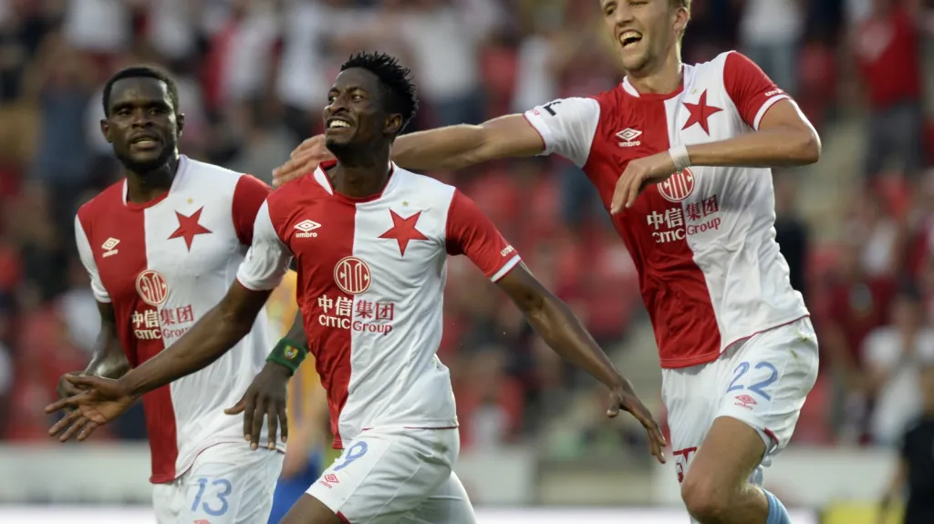 Peter Olayinka se raduje z branky