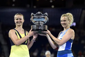 Barbora Krejčíková (vlevo) a Kateřina Siniaková s trofejí na Australian Open