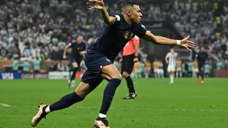 Kylian Mbappé se raduje z gólu