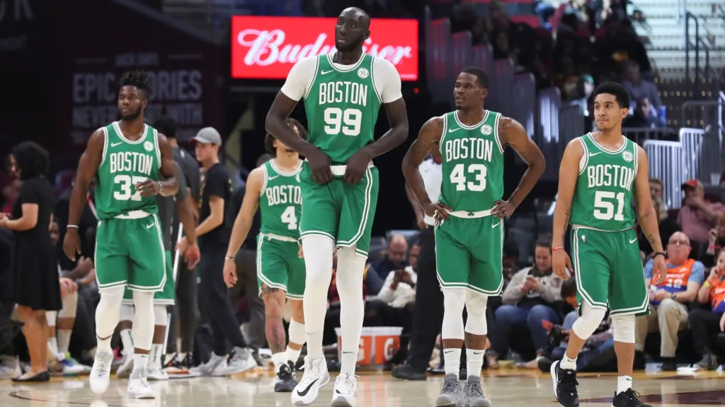 Tacko Fall (s číslem 99) mezi spoluhráči z Bostonu
