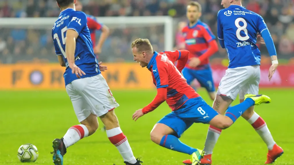 David Limberský z Plzně v souboji s Jaromírem Zmrhalem ze Slavie