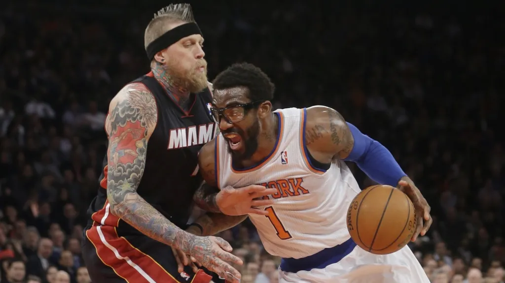 Chris Andersen z Miami brání newyorského Amareho Stoudemira