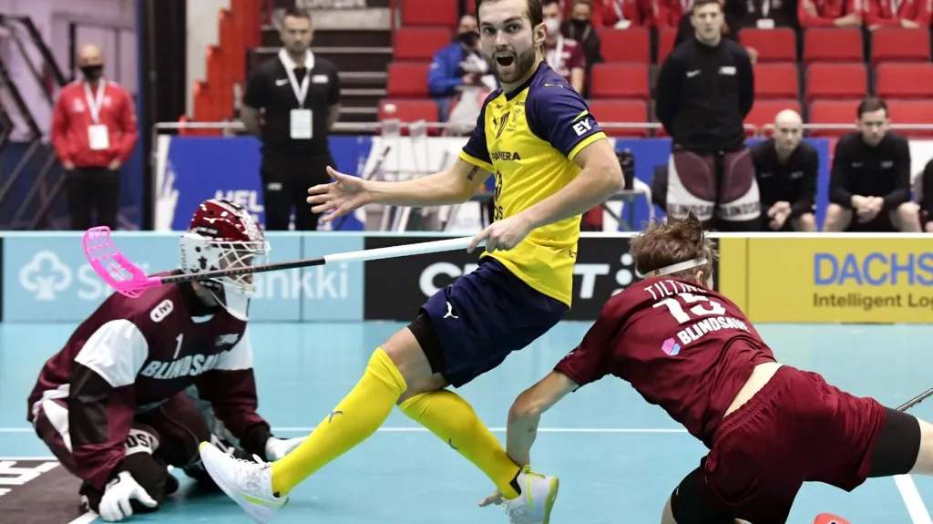 Albin Sjögren ze Švédska se raduje z gólu na mistrovství světa