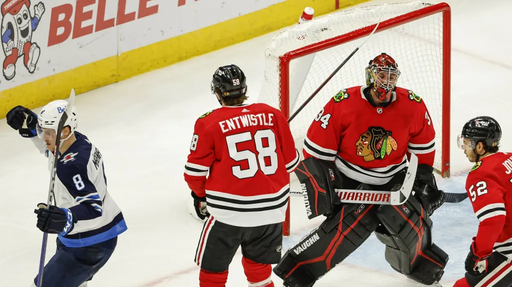 Petr Mrázek v utkání s Winnipegem