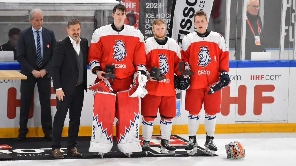 Zleva Michael Hrabal, Vojtěch Vochvest a Eduard Šalé na MS do 18 let