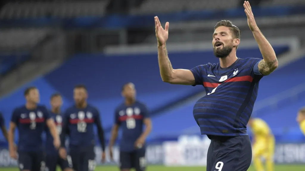 Francouz Olivier Giroud se raduje z gólu
