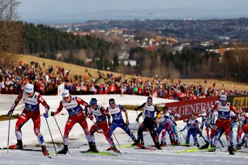Běžci na lyžích během skiatlonu v Trondheimu