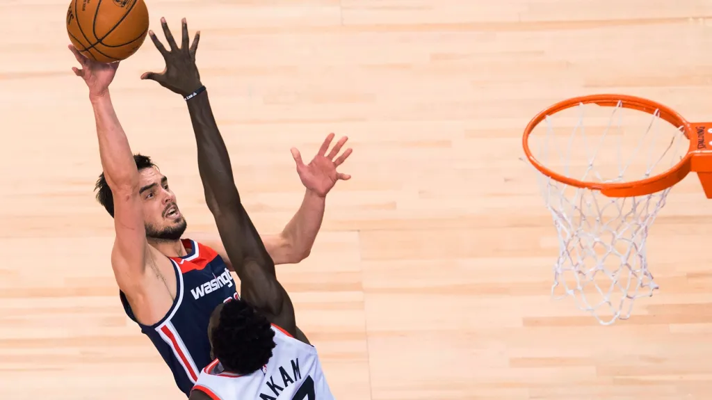 Tomáš Satoranský v akci proti Torontu