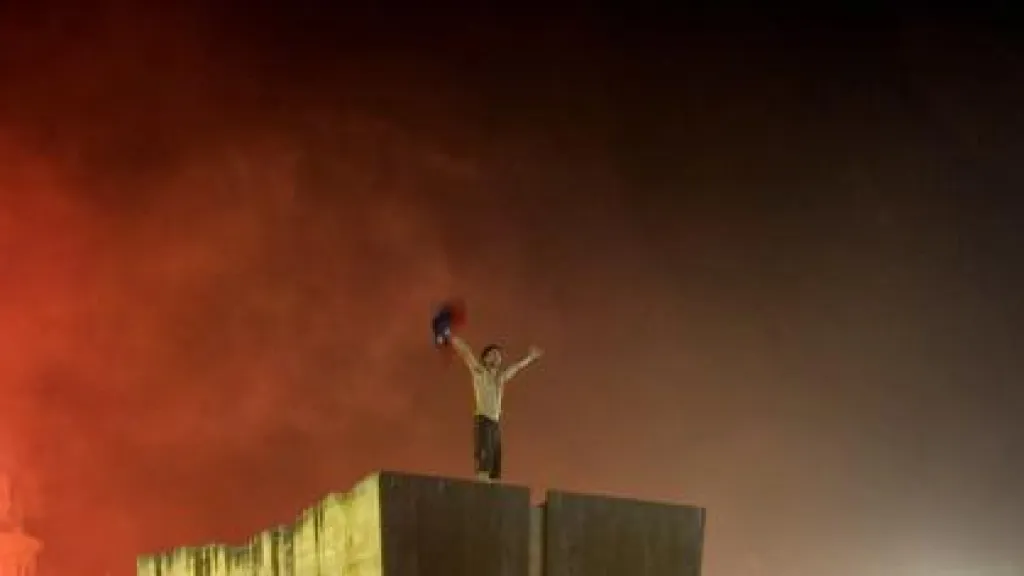 Fanoušek slaví vítězství Barcelony