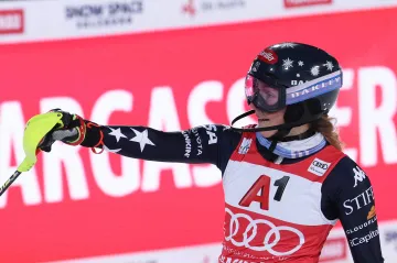 Shiffrinová opět nedala soupeřkám šanci. Pod světly ve Flachau připsala 107. výhru