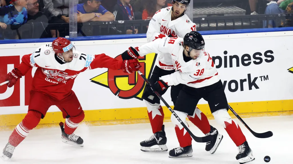 Kanaďané Hagel a McBain v souboji s Niklasem Andersenem z Dánska