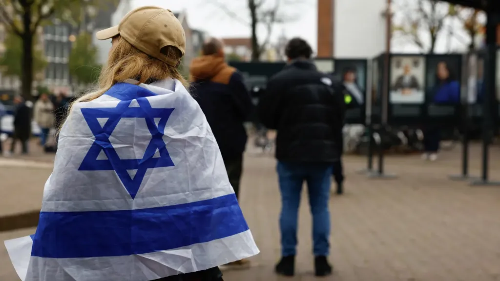 Žena s izraelskou vlajkou