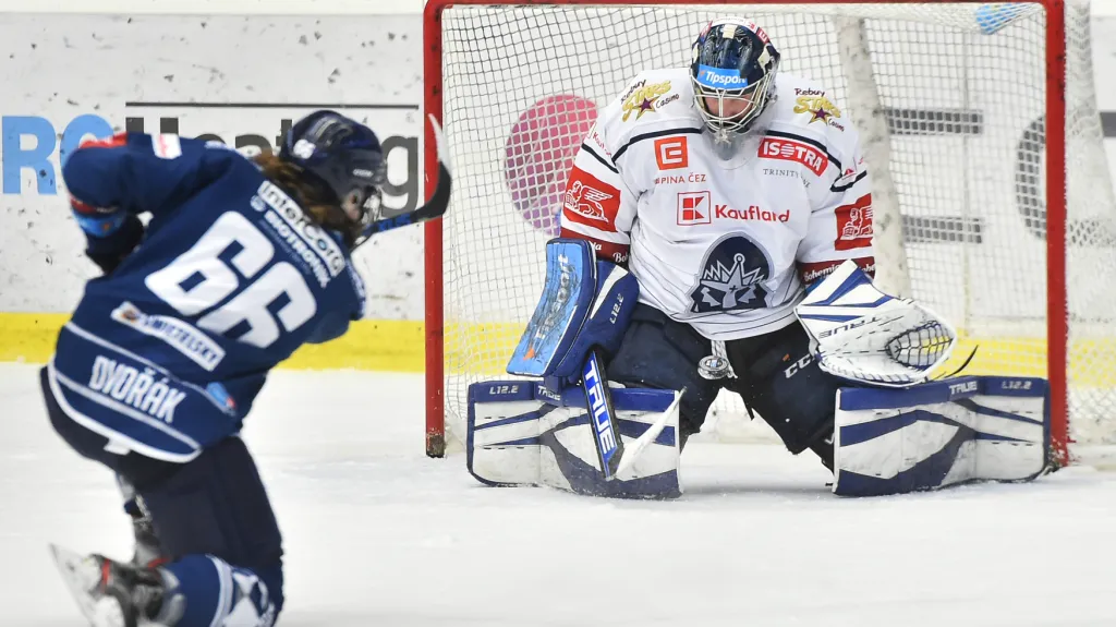 Plzeňský Adam Dvořák pálí proti kladenskému brankáři Landonu Bowovi