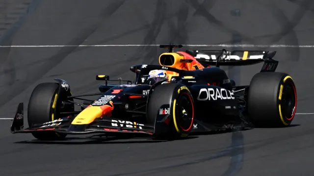 Verstappen v Melbourne nedojel, závod ovládlo Ferrari