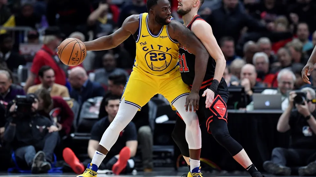 Tomáš Satoranský z Chicaga (vpravo) v utkání proti Golden State