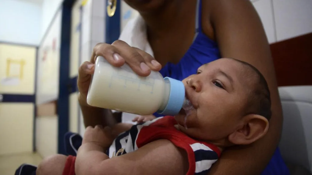 Dítě postižené následky viru zika