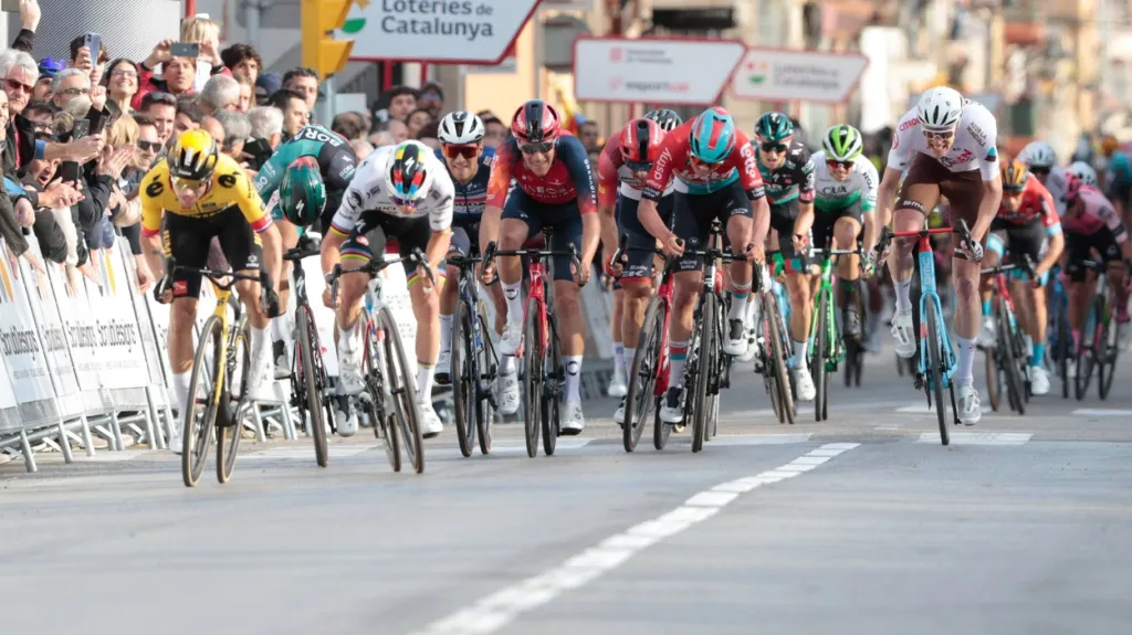 Primož Roglič (vlevo) spurtuje v 1. etapě závodu Kolem Katalánska