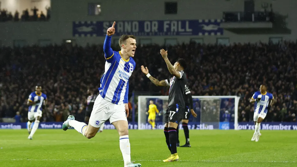 Solly March z Brightonu se raduje z gólu v síti Crystal Palace