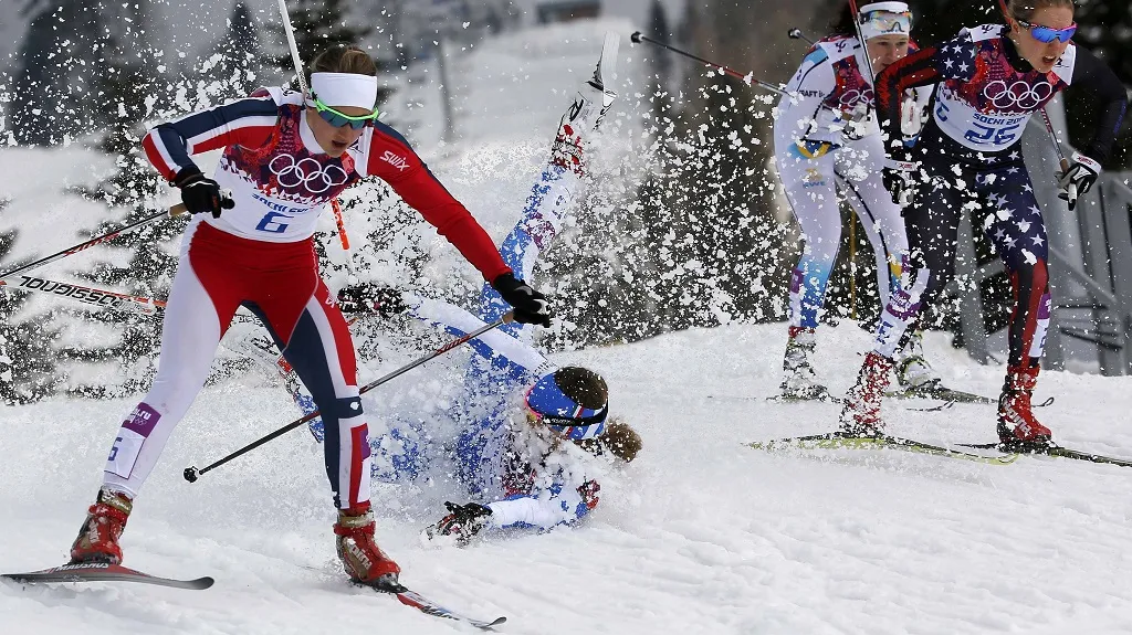 Olympijské sprinty v běhu na lyžích byly plné podobných pádů