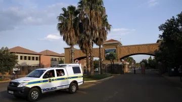 Policie odjíždí ze čtvrti, kde bydlí Pistorius