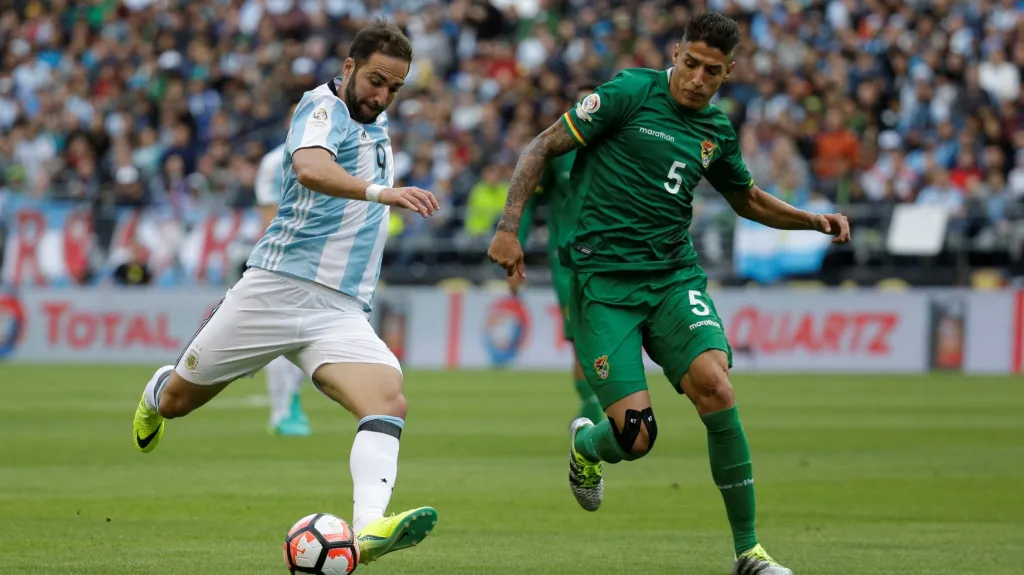 Nelson Cabrera z Bolívie se snaží zastavit Gonzala Higuaína z Argentiny