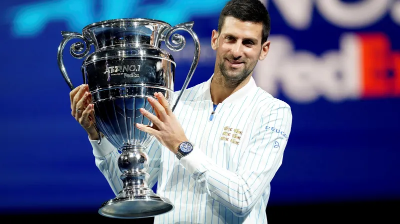 Novak Djokovič s trofejí pro jedničku sezony