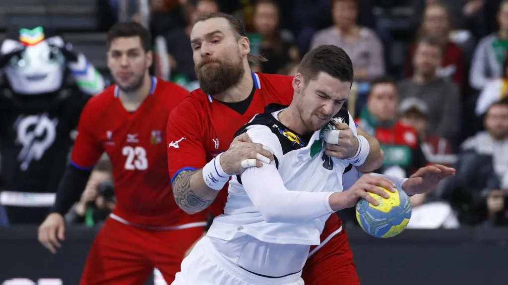 Pavel Horák brání Henrika Pekelera