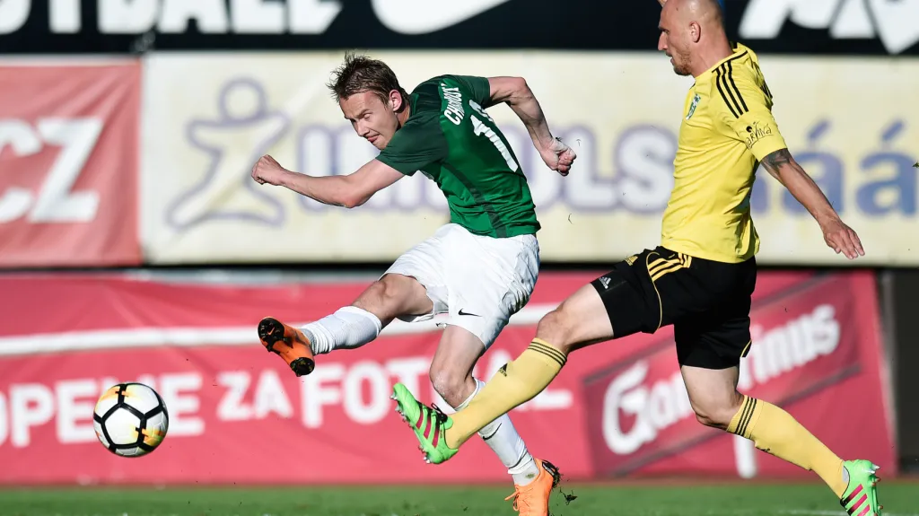 Jan Chramosta střílí první gól utkání