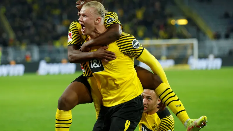 Erling Haaland slaví gól v dresu Dortmundu