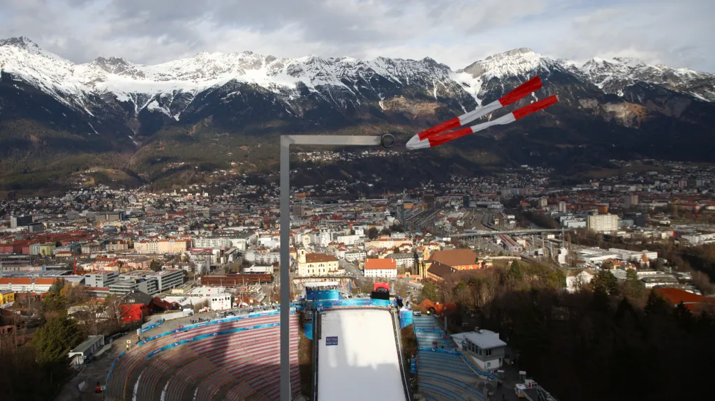 Silný vítr na můstku v Innsbrucku