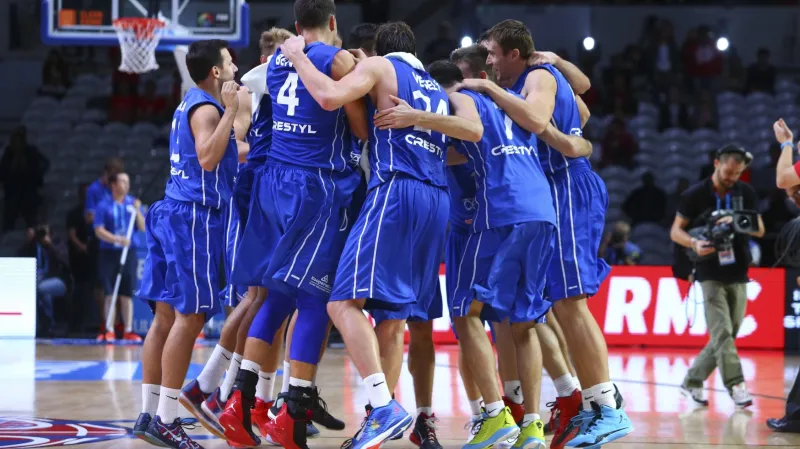 Vítězné kolečko českého basketbalového týmu