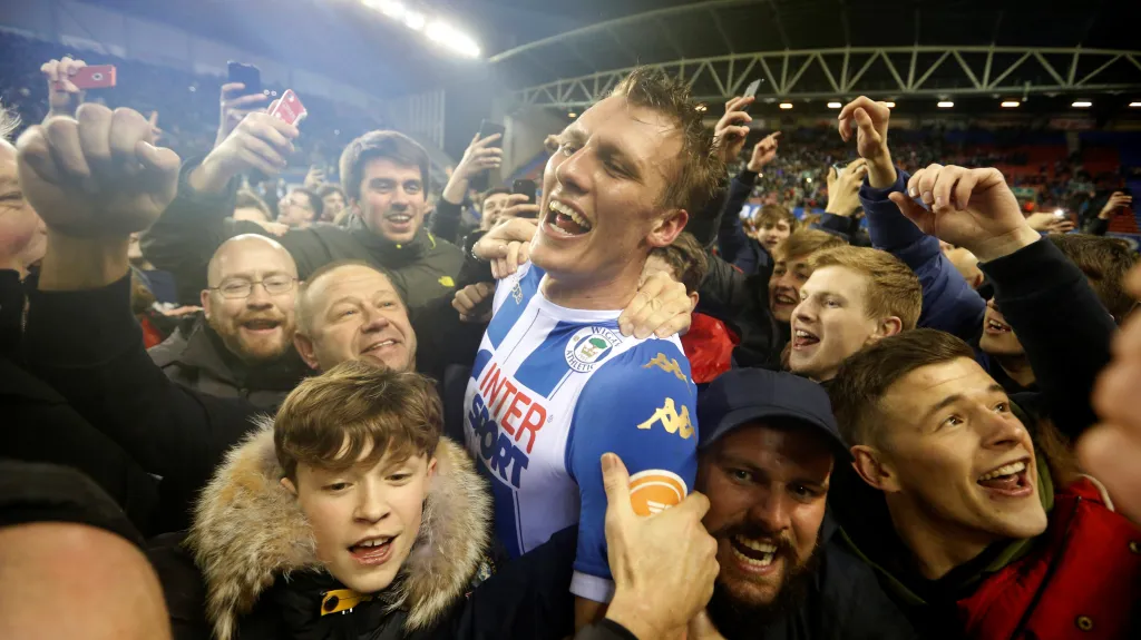 Dan Burn z Wiganu slaví s fanoušky postup