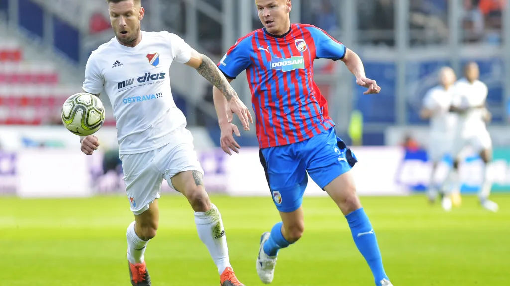 Adam Hloušek z Plzně (vpravo) v utkání s Ostravou