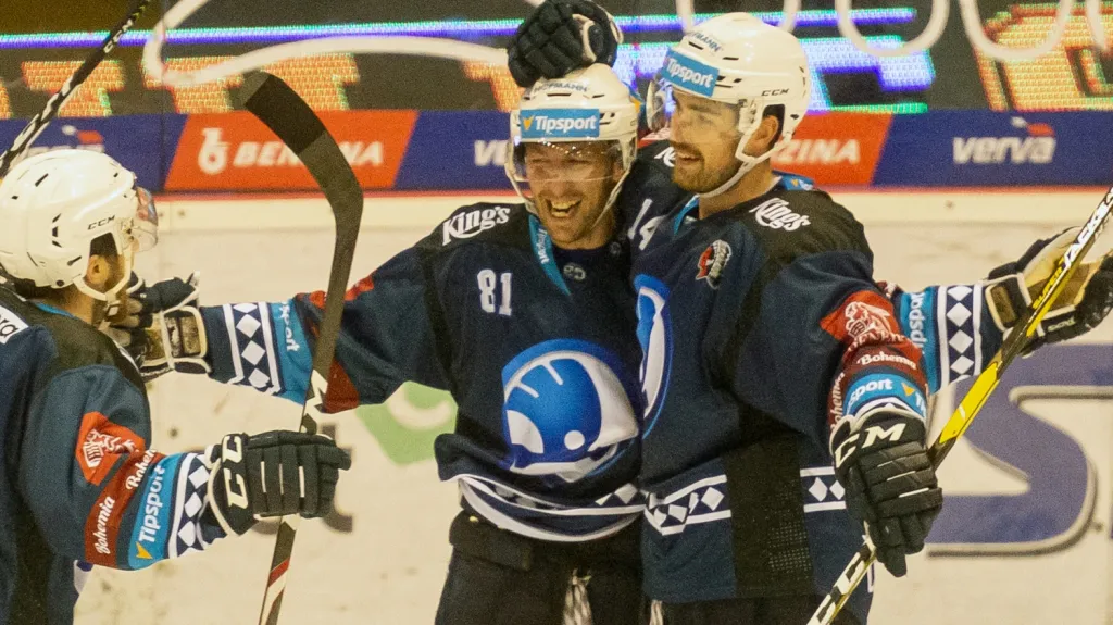 Jaroslav Kracík se raduje se spoluhráči