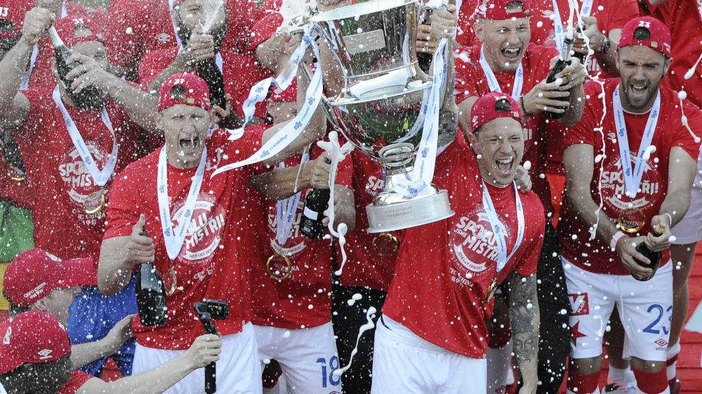 Hráči pražské Slavie se radují z ligového titulu