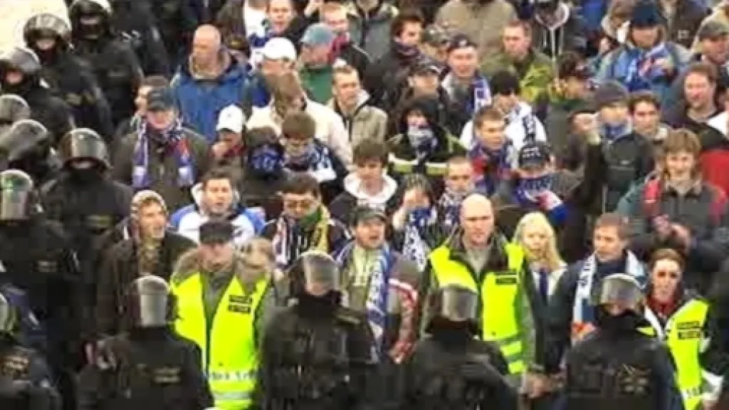 Ostravští fandové v obležení policistů