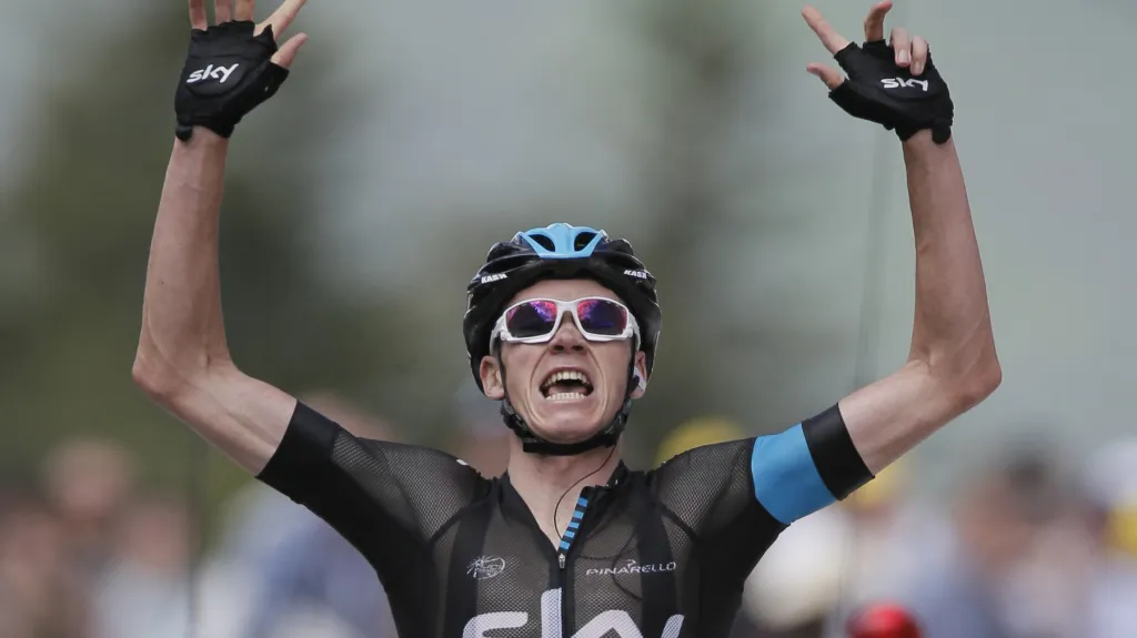 Chris Froome se raduje z drtivého vítězství v osmé etapě Tour de France