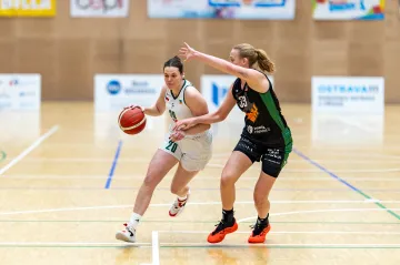 Žabinská Elissa Cunane brání ostravskou Terezu Halátkovou