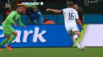 Šance v utkání Německo - Alžírsko: Lahmovu ránu vytěsnil alžírský brankář (55. min.)