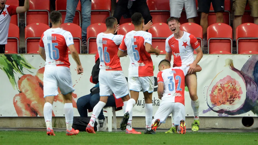 Fotbalisté Slavie slaví trefu Daniela Samka