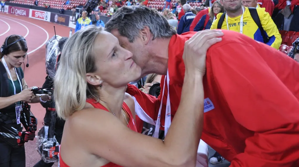 Jan Železný v objetí s Barborou Špotákovou po vítězství na ME