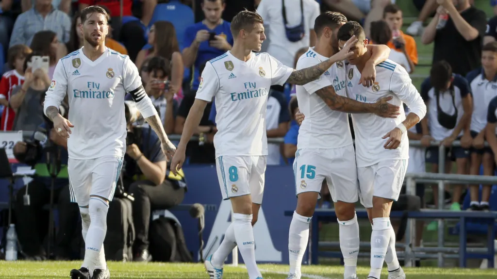 Ronaldo v objetí spoluhráčů