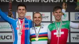 Jaroslav Kulhavý, Nino Schurter a Thomas Litscher na pódiu MS v Cairns