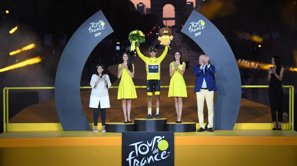 Egan Bernal (uprostřed) se raduje z vítězství na Tour de France 2019