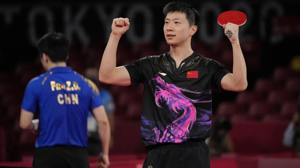 Čínský stolní tenista Ma Lung se raduje z vítězství